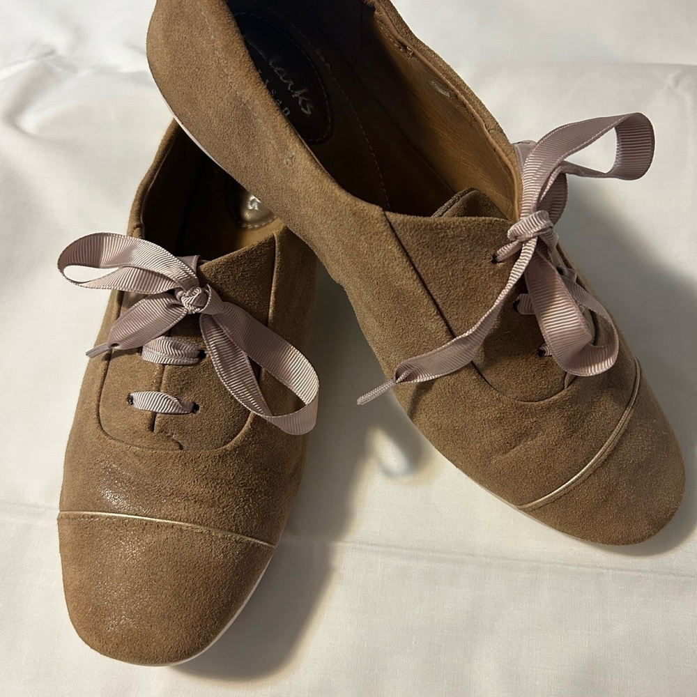 Clark's size 7.5 suede lightweight casual shoes
